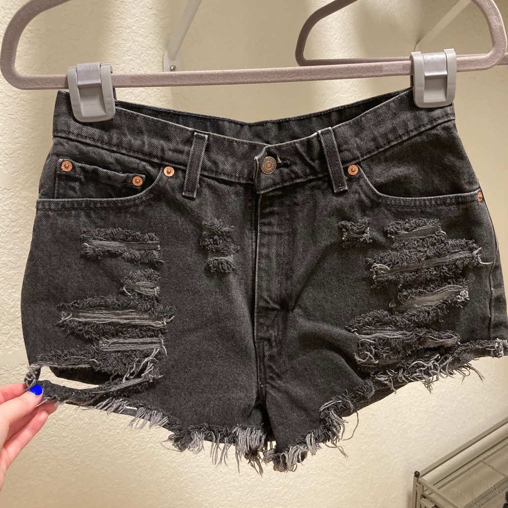 Black high waisted 512 Levi’s shorts